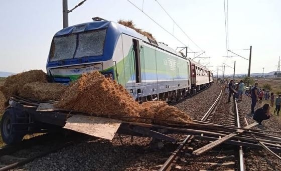 Влак блъсна камион на жп прелез край Карнобат